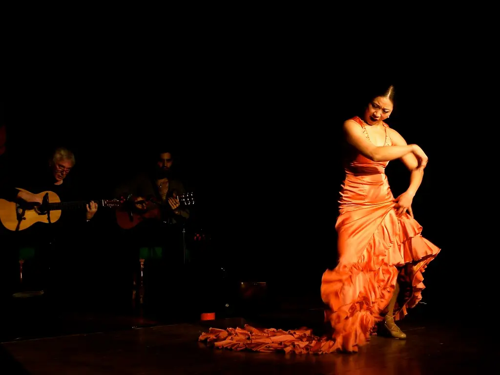 Mujer bailando flamenco