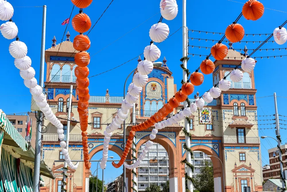 Ambiente con farolillos y arcos flamencos