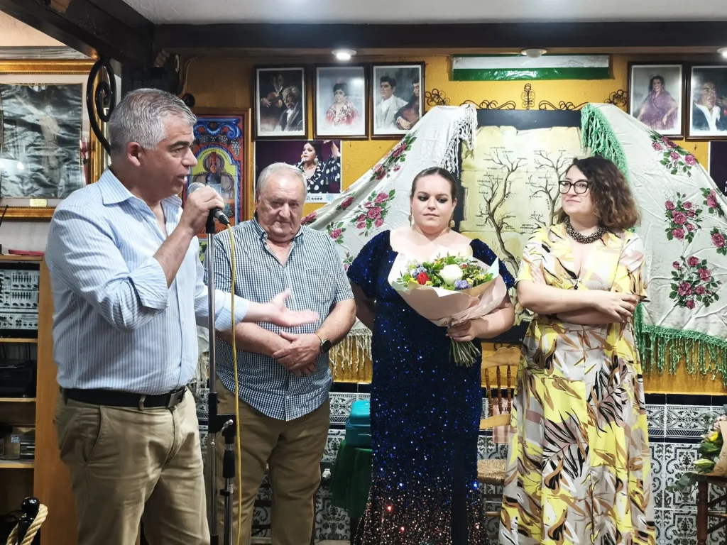 El Alcalde dirige unas palabras a María del Mar Martos en la Peña Flamenca de Martos
