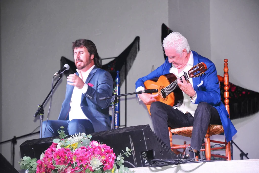 Fotografía en plena actuación de Gregorio Moya con Paco Cortés en la 53 Pipirrana Flamenca