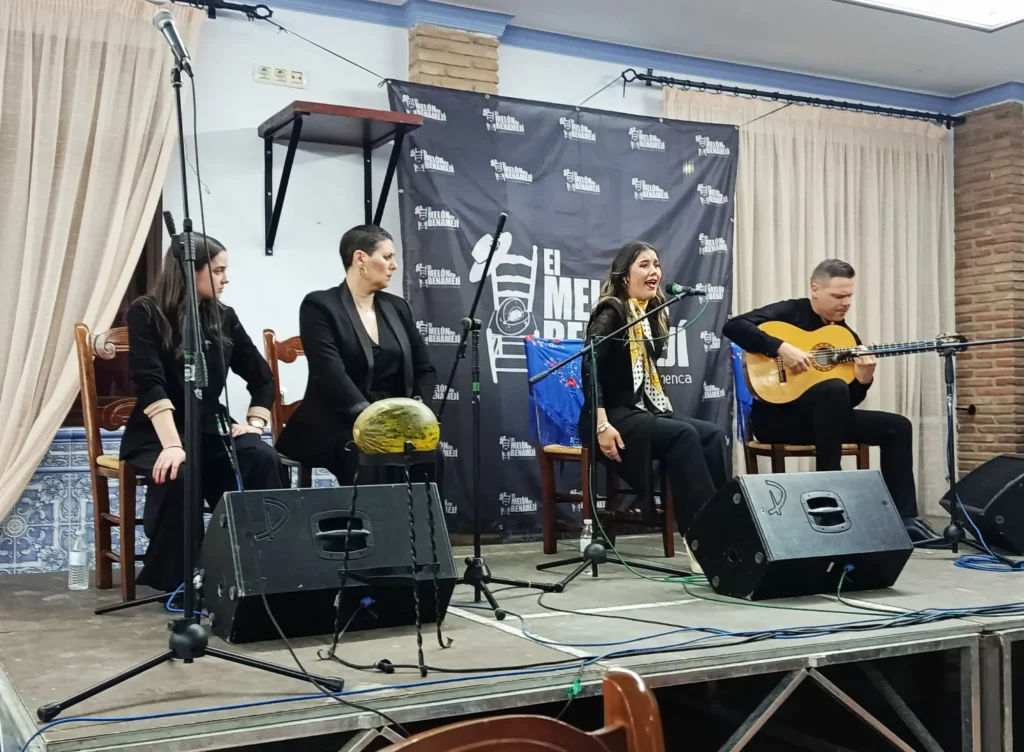 Carmen Carmona y Eligio Álvarez en plena actuación en la Peña Flamenca El Melón de Benamejí