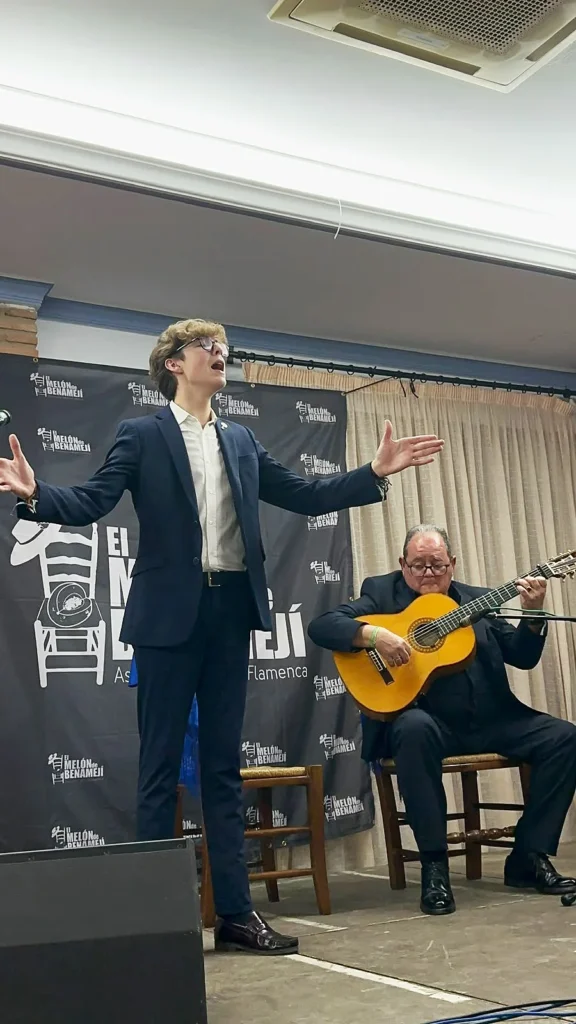 Juan Francisco Morán y Fernando Rodríguez en plena actuación en la Peña Flamenca El Melón de Benamejí