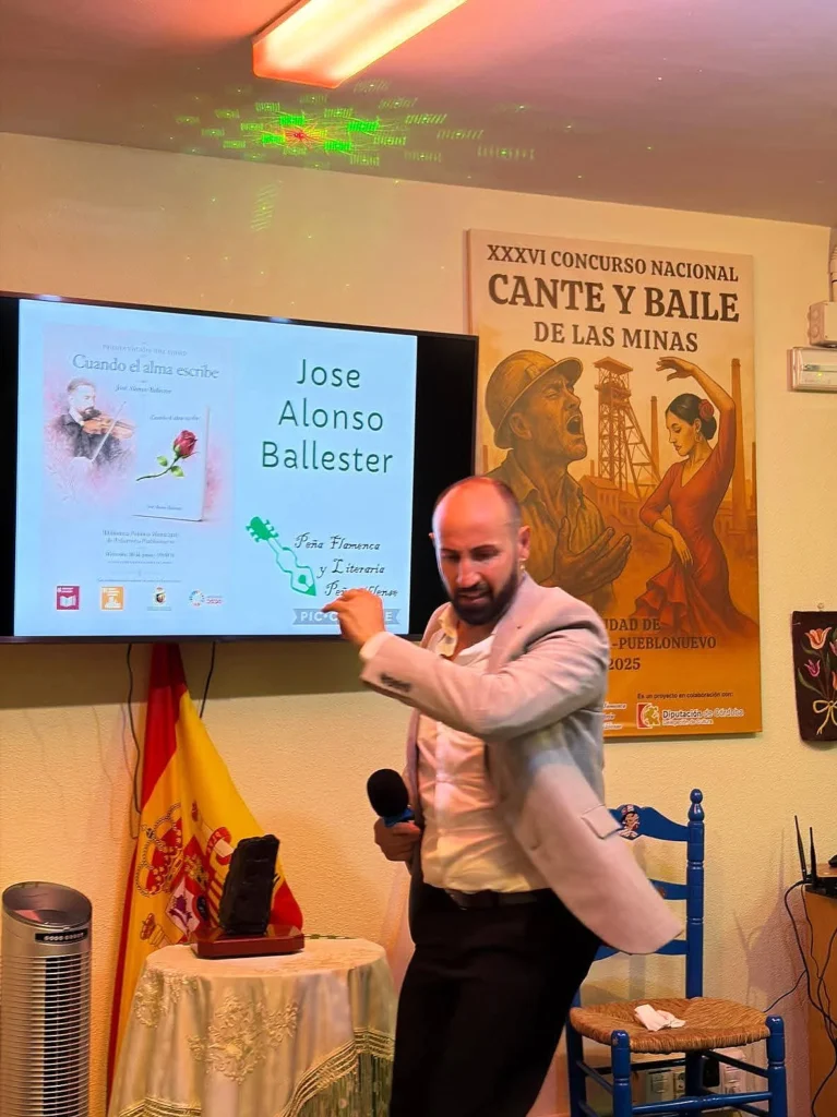 Abraham Ruiz dando una actuación memorable para el Acto Noche de Convivencia, Arte y Cultura