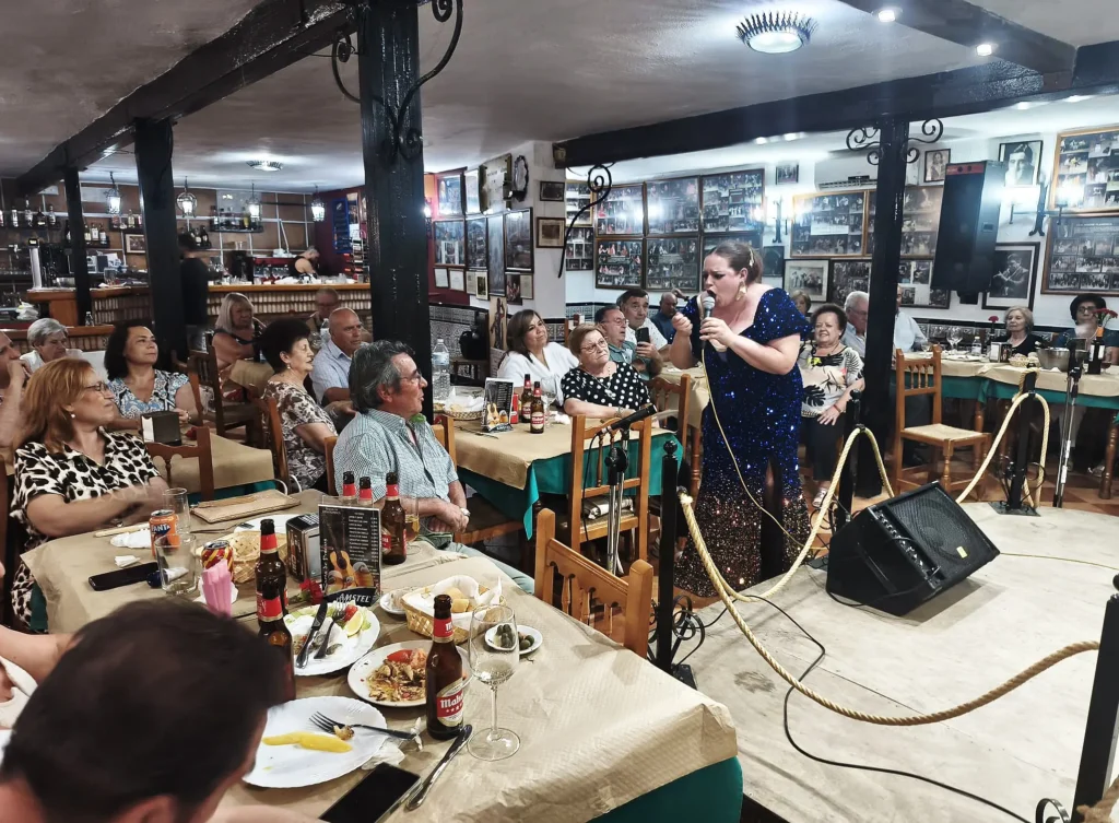 María del Mar Martos cantándole al público en el Homenaje a la mujer