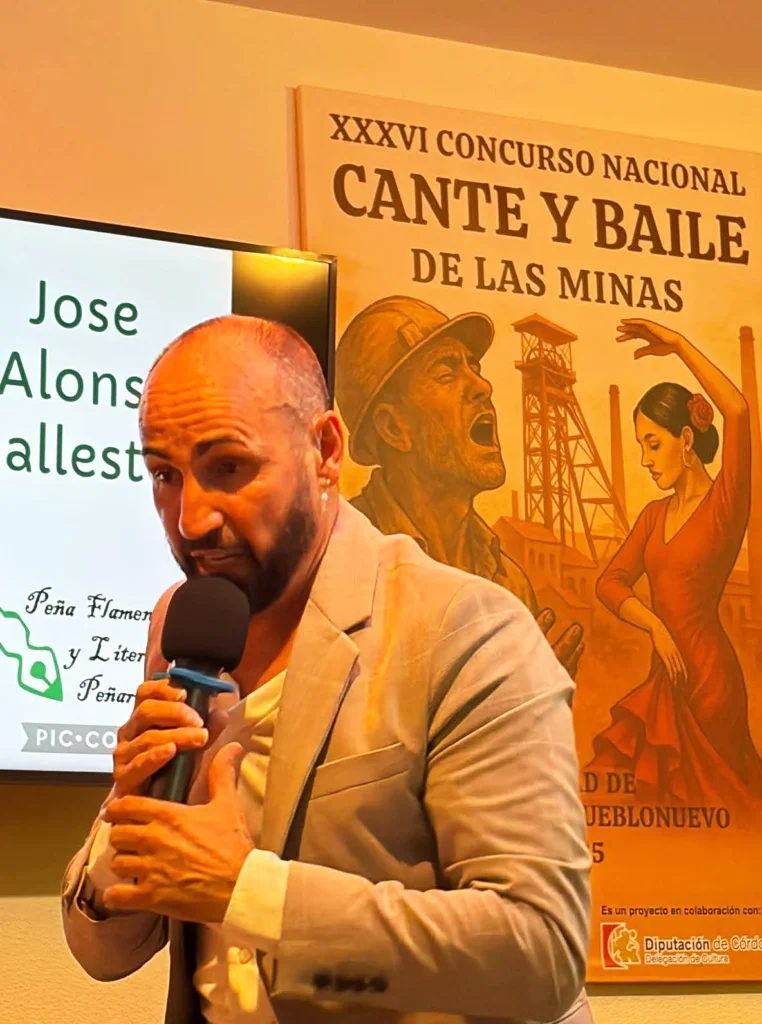 Abraham Ruiz en plena actuación de la Noche de convivencia de la Peña Peñarriblense