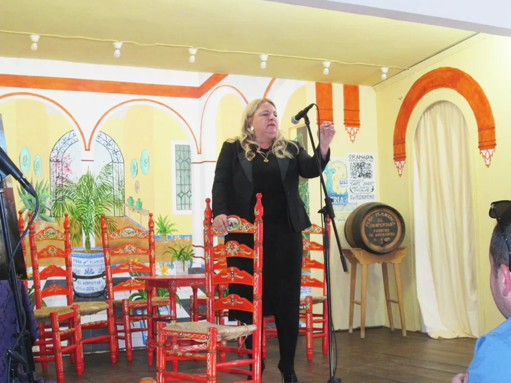 Mari Ángeles Cruzado en plena actuación en el Certamen de Saetas de la Peña Flamenca El Despertar