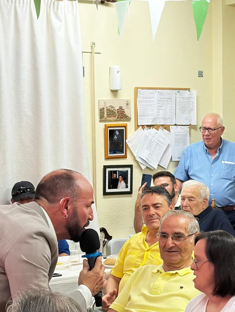 Abraham Ruiz dedicando un emotivo cante al público en la Noche de Convivencia, Arte y Cultural de la Peña Peñarriblense