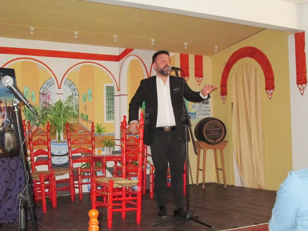 Jesús León en plena actuación en el Certamen de Saetas de la Peña Flamenca El Despertar