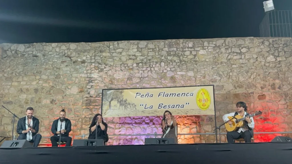 Marina Heredia Dirigiendose al público en el cante del III Certamen Flamenco en La Besana