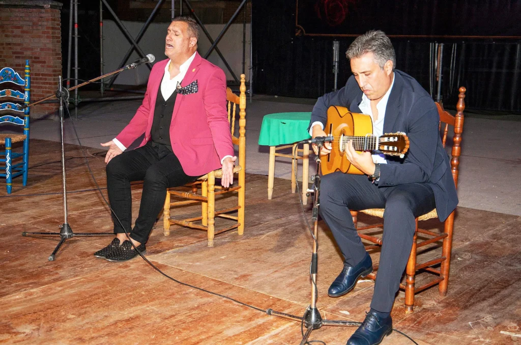 Cantaor y Guitarrista en plena actuación en la XLIX Noche Flamenca de Martos