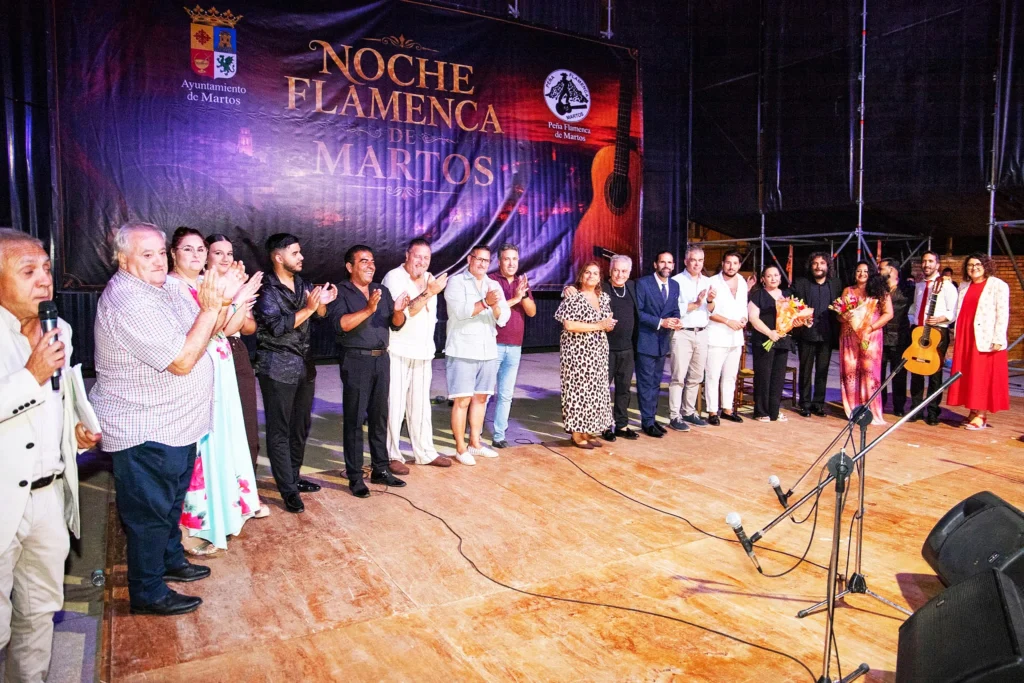 Ovación al terminar la jornada en la Noche Flamenca de Martos