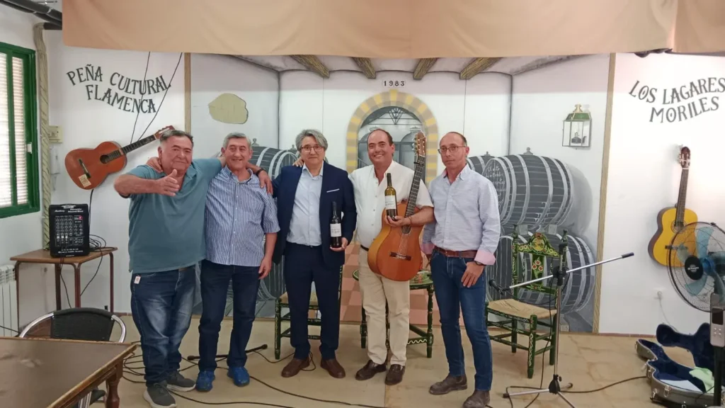 Andrés Marqués "El Seco" y Paco Hurtado "Morilito" en La Peña Los Lagares de Moriles con entidades de la Peña