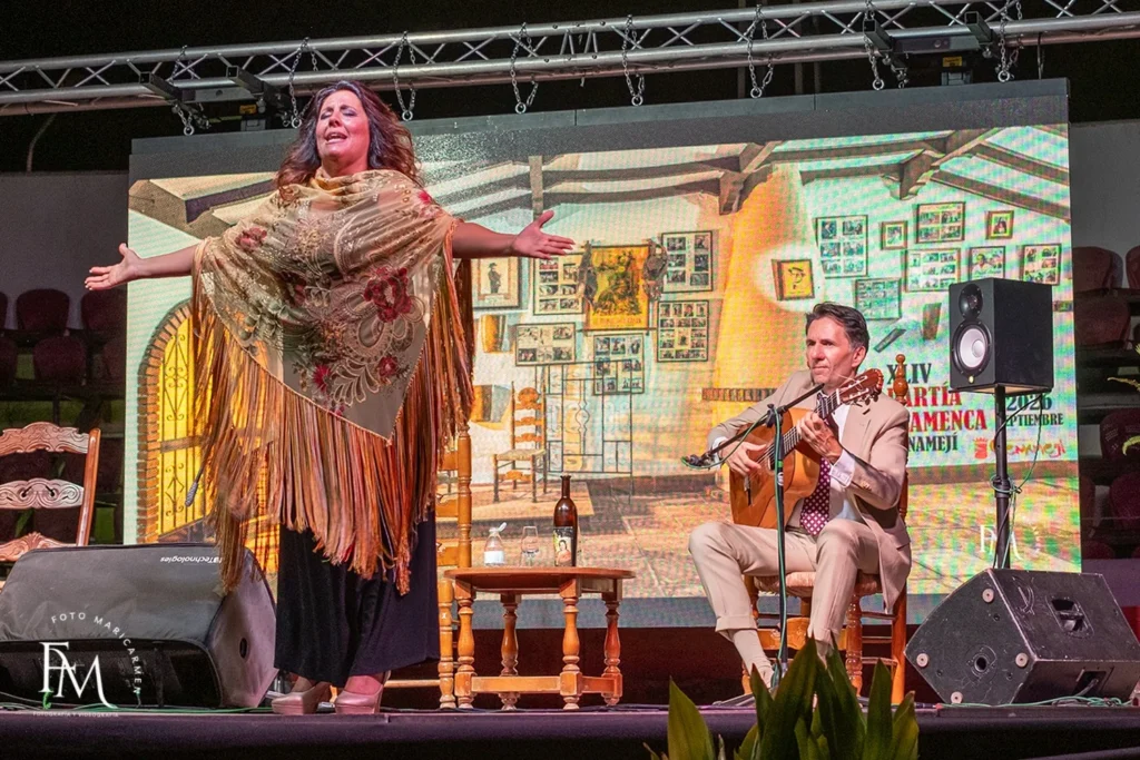 Cantaora dirigiendose al público de la XLIV Partía Flamenca Benamejí en Cayetano Muriel 5 de Septiembre 2026