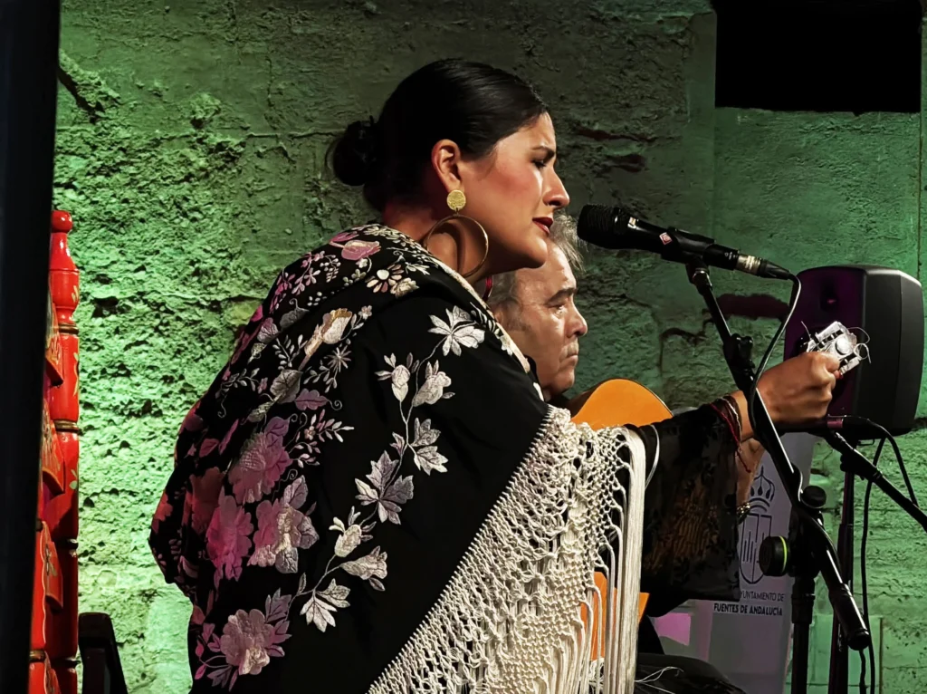 Fotografía del cante de Lucía Leiva en el XIII Memorial José Navarro Zacarías en la Peña Flamenca El Despertar