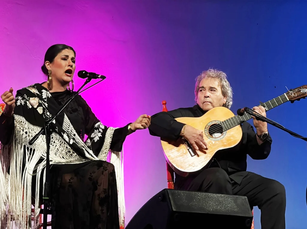 Fotografía del cante de Lucía Leiva en el XIII Memorial José Navarro Zacarías en la Peña Flamenca El Despertar