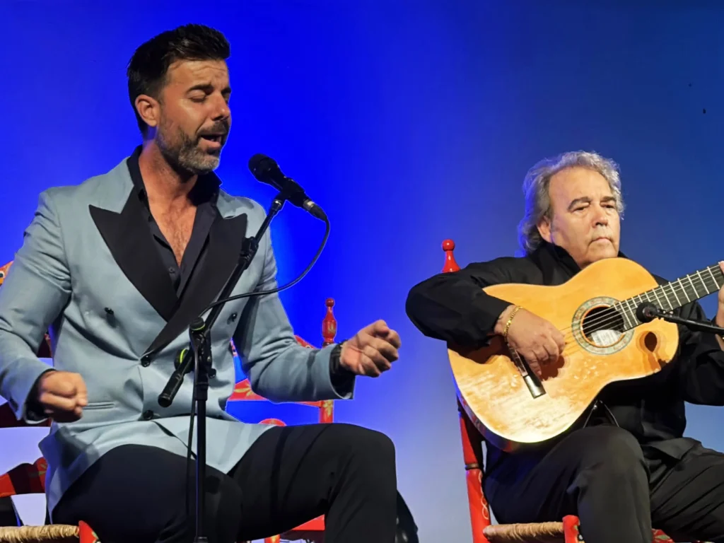 Fotografía del cante de XIII Memorial José Navarro Zacarías en la Peña Flamenca El Despertar