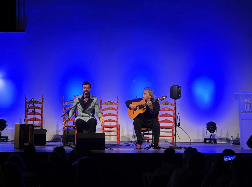 Fotografía del cante de XIII Memorial José Navarro Zacarías en la Peña Flamenca El Despertar
