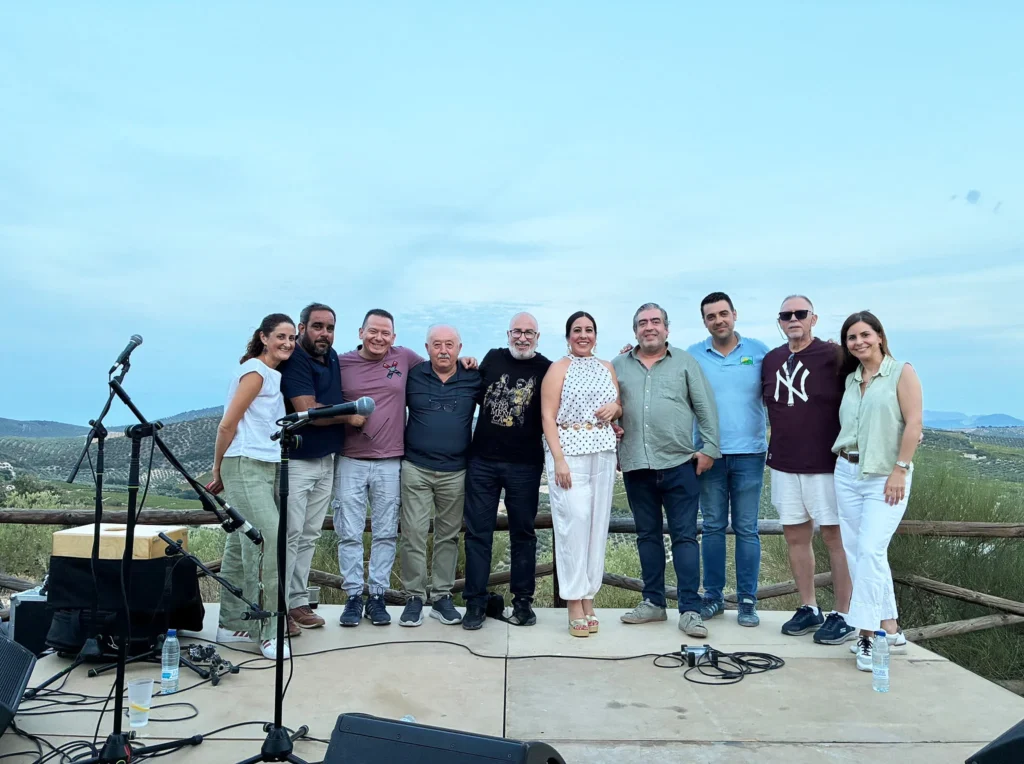 Fotografía conjunta en el Cerro Don Juan Por la Peña Cultural Flamenca El Lucero