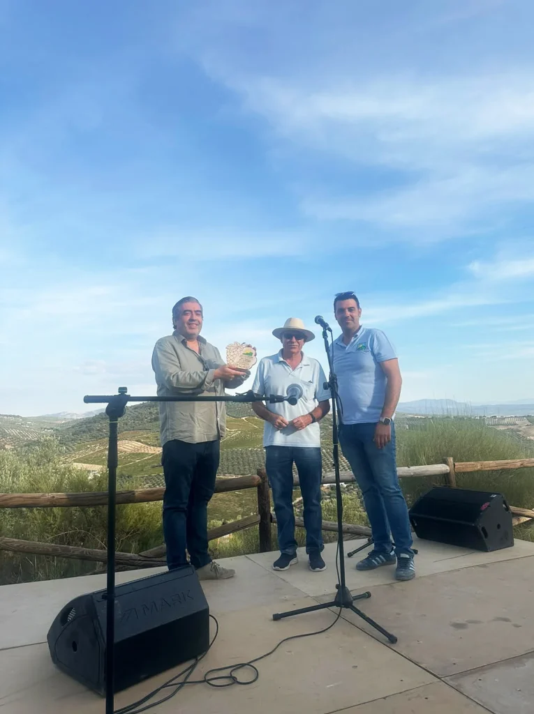 Fotografía de la entrega del premio en el Cerro Don Juan Por la Peña Cultural Flamenca El Lucero