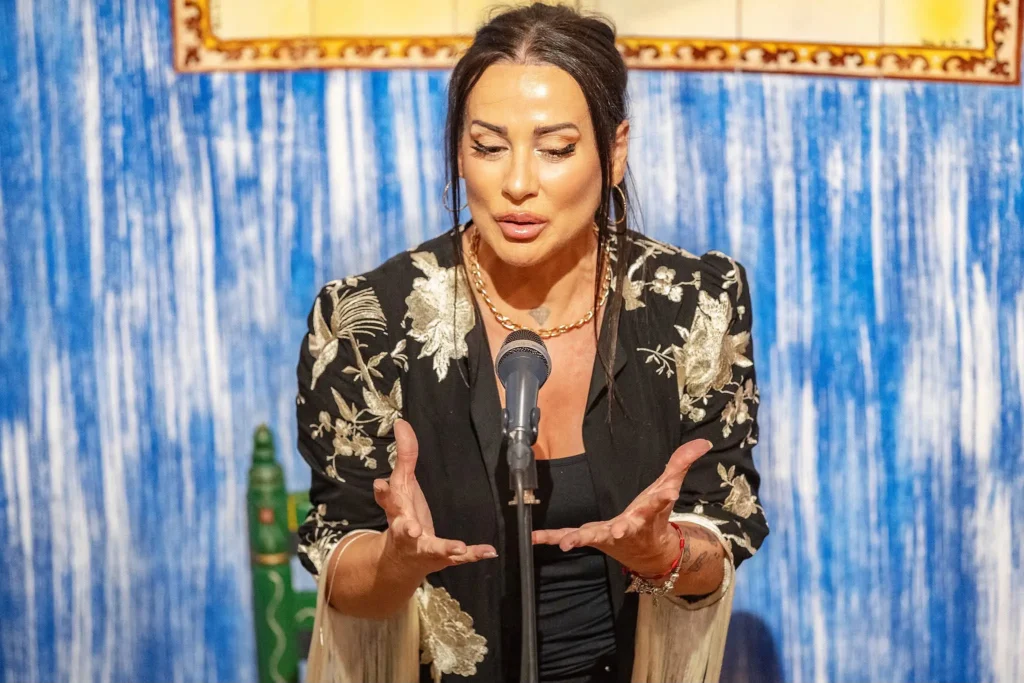 Sara Denez al cante en el Recital Flamenco de la Feria de 2026 en la Peña La Pajarona
