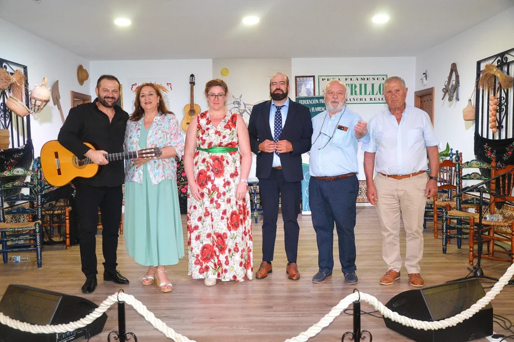 Fotografía de entidades de la peña con el XXXIV Itinerario Flamenco en la Peña Flamenca El Trillo